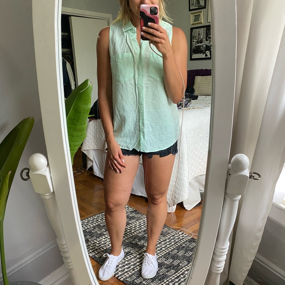 Linen Express Sleeveless Button down